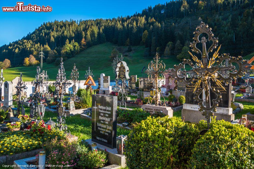 Immagine Il cimitero della Heiliges Kreuz Church a Going am Wilden Kaiser, Austria, con lapidi e croci decorate - © Bernard Barroso / Shutterstock.com
