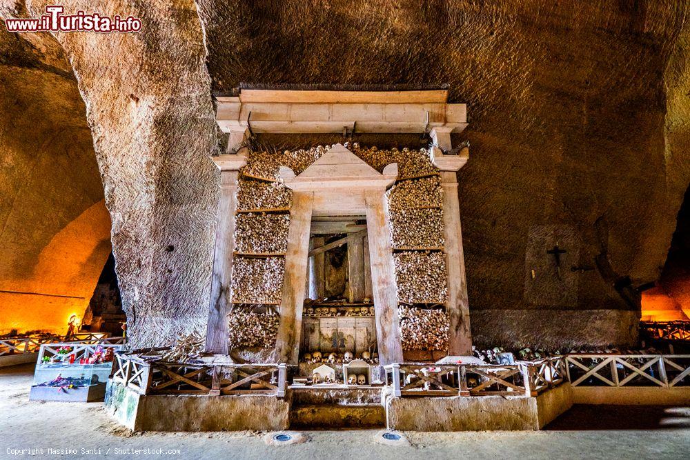 Immagine Il cimitero delle Fontanelle a Napoli, uno dei siti dark partenopei - © Massimo Santi / Shutterstock.com