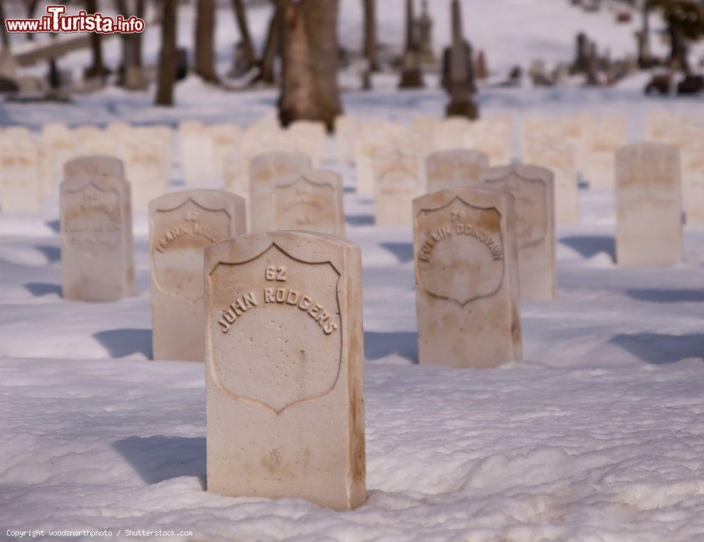 Immagine Il cimitero di Allegheny con le tombe della guerra civile a Pittsburgh, Pennsylvania, con la neve. I soldati dell'Unione e i Confederati sono sepolti qui assieme a sconosciuti - © woodsnorthphoto / Shutterstock.com