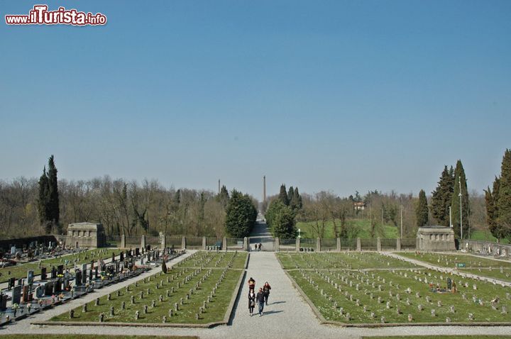 Immagine Il cimitero di Crespi d'Adda, all'insegna del rigore anglosassone - il cimitero di Crespi d'Adda, situato al termine della via principale del villaggio, fu costruito secondo il modello dei cimiteri anglosassoni, con prati perfettamente curati e tombe disposte in modo ordinato ed equidistante.