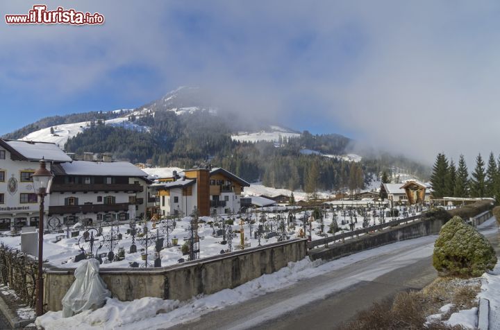 Immagine Il cimitero di Kirchberg fotografato in una mattinata gelida in in inverno. Siamo nel Tirolo, in Austria occidentale - © Sergey Rybin / Shutterstock.com