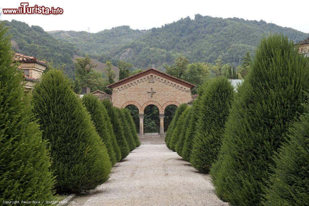 Immagine Il cimitero di Predappio in Emilia-Romagna, qui si trova la tomba di Benito Mussolini. E' stato costruito fra il 1928 e il 1933 su progetto dell'architetto Florestano Di Fausto - © Paolo Bona / Shutterstock.com