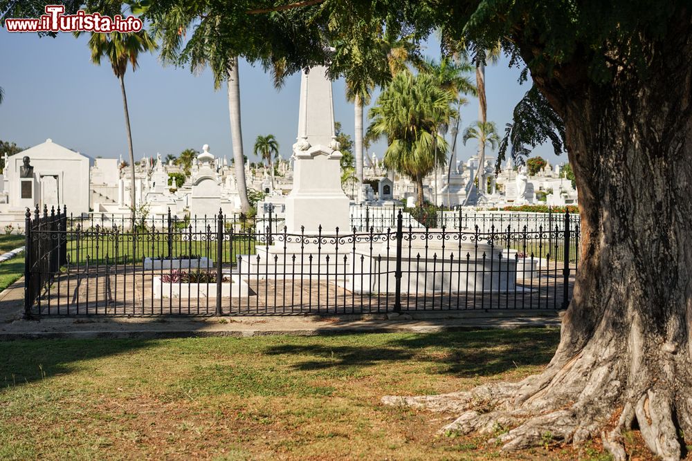 Immagine Il cimitero di Santa Ifigenia a Santiago de Cuba ospita alcuni eroi dell'indipendenza cubana, rivoluzionari (tra cui Fidel Castro) e musicisti famosi come il grande Compay Segundo.