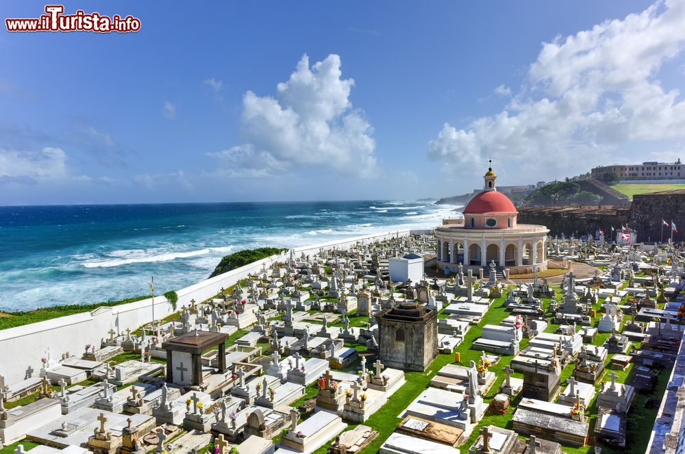 Immagine Il cimitero di Santa Maria Magdalena de Pazzis nella vecchia San Juan, Porto Rico. Situato vicino al forte San Felipe del Morro, questo cimitero per i suoi colori e la sua posizione sul bordo della scogliera è unico al mondo.