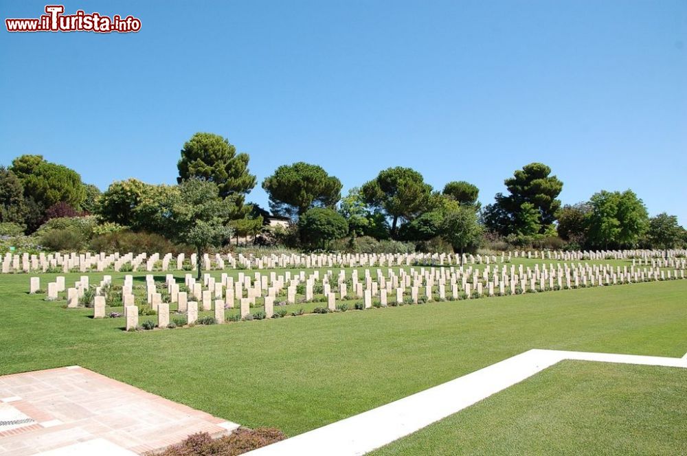 Immagine Il Cimitero militare britannico di Torino di Sangro in Abruzzo - © Ra Boe CC BY-SA 3.0 de, Wikipedia