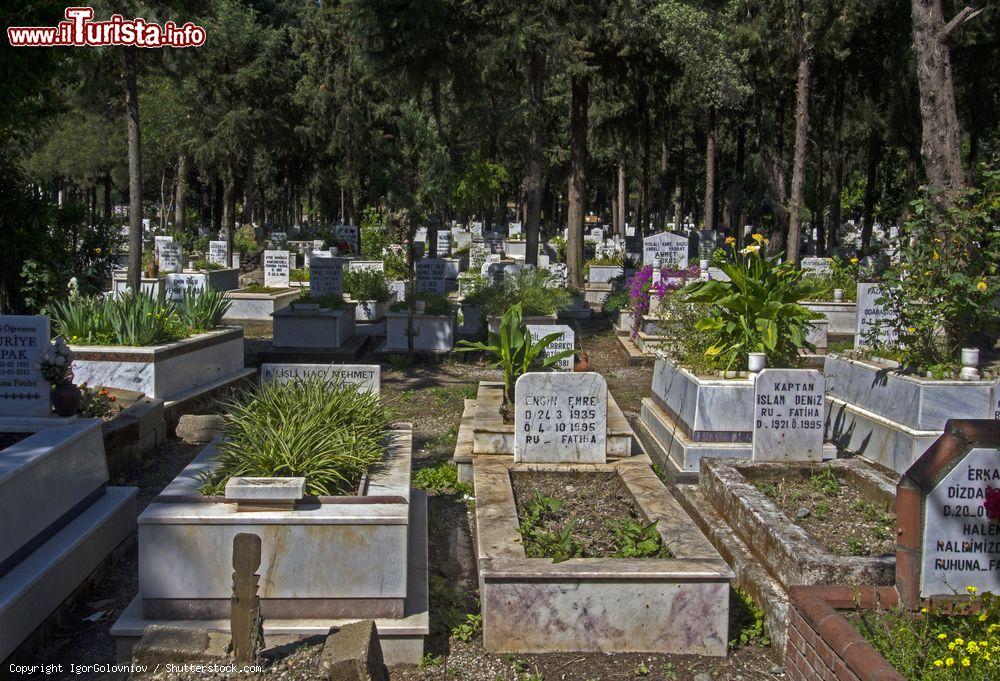 Immagine Il cimitero musulmano a Marmaris, Turchia. Le sepolture di fede islamica nella cittadina turca © IgorGolovniov / Shutterstock.com