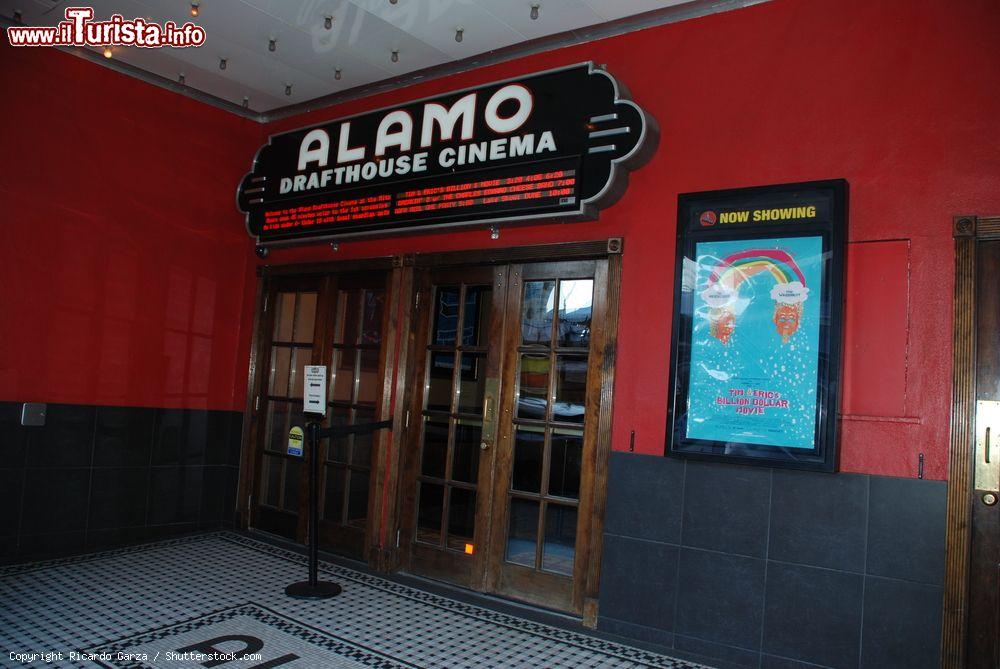 Immagine Il cinema Alamo Drafthouse a Austin, Texas (USA): qui vengono proiettati i più importanti film di nuova uscita - © Ricardo Garza / Shutterstock.com