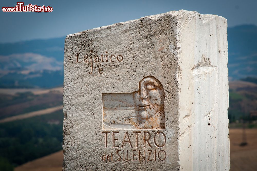 Immagine Il cippo che segnala il Teatro del SIlenzio di Lajatico