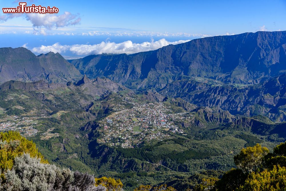 Immagine Il Cirque di Cilaos e il villaggio sull'isola de La Réunion, Isole Mascarene. Una delle caldere che costellano il Piton des Neiges fotografata dall'alto.