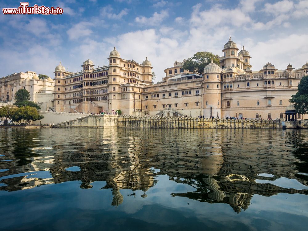 Immagine Il City Palace fotografato dal lago Pichola a Udaipur, Rajasthan, India.