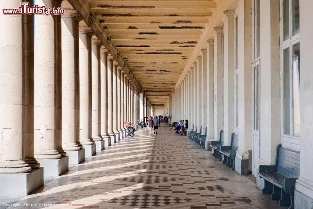 Immagine Il colonnato della Galleria Reale nel centro di Ostenda, Belgio: con il suo porticato lungo quasi 400 metri, unisce il parco e la villa reale con l'ippodromo - © Erik AJV / Shutterstock.com