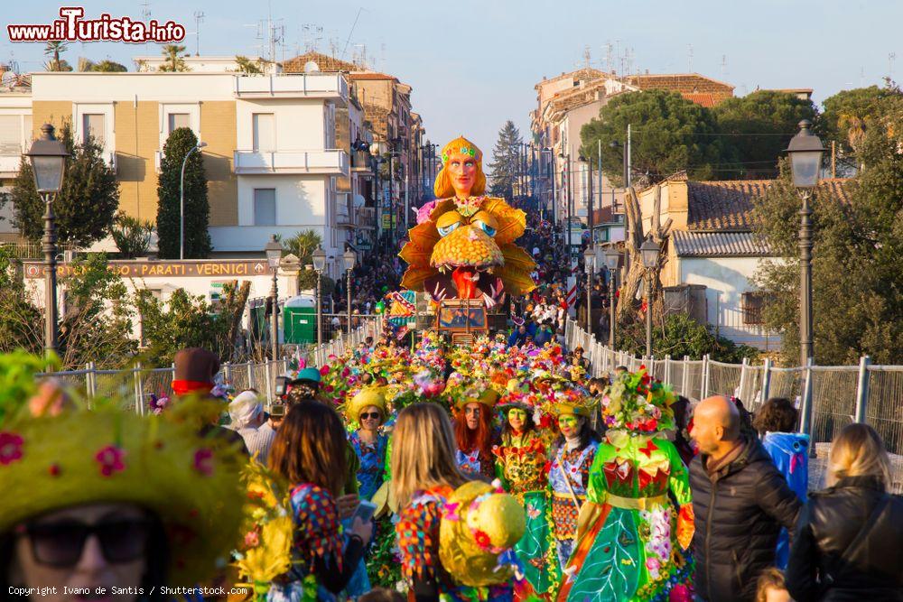 Immagine Il coloratissimo Carnevale di Civita Castellana, uno degli appuntamenti più attesi del Lazio - © Ivano de Santis / Shutterstock.com