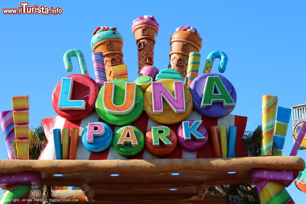 Immagine Il colorato ingresso del luna park di Cap d'Agde, dipartimento dell'Herault (Francia) - © Jerome PARIS / Shutterstock.com