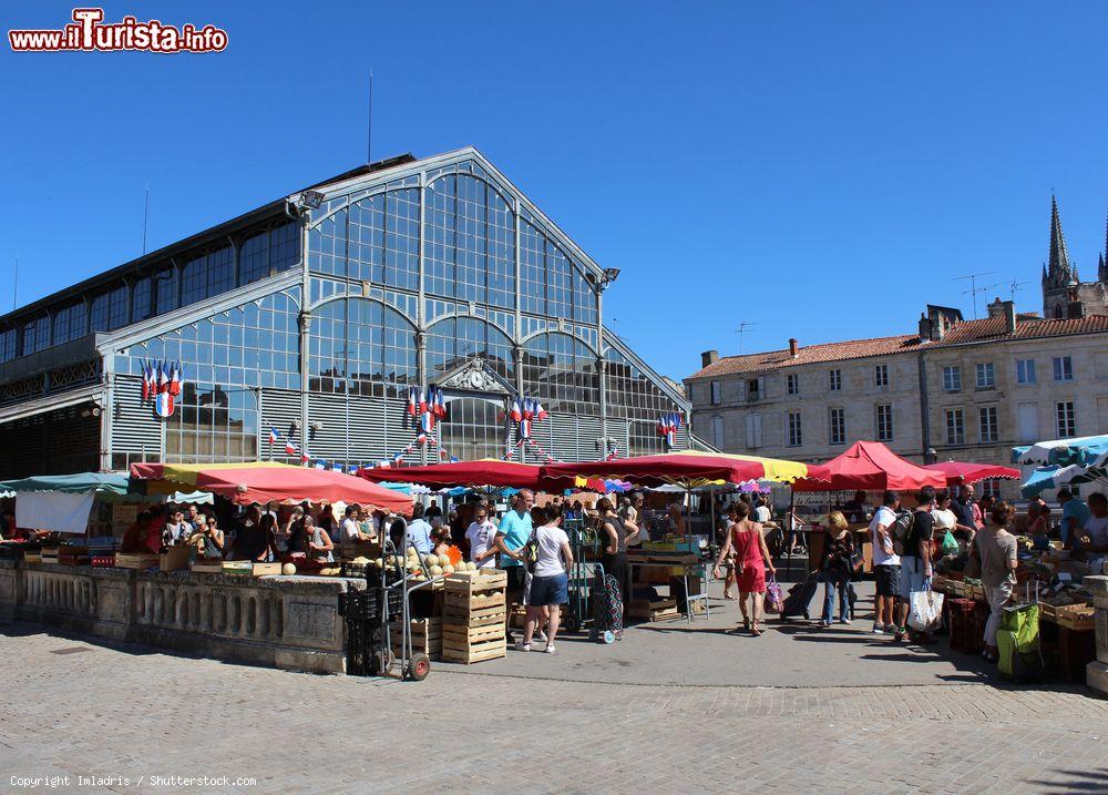 Immagine Il colorato mercato della domenica a Niort, Francia. Siamo in Place de Halles dove abitanti e turisti si recano per acquistare prodotti locali - © Imladris / Shutterstock.com