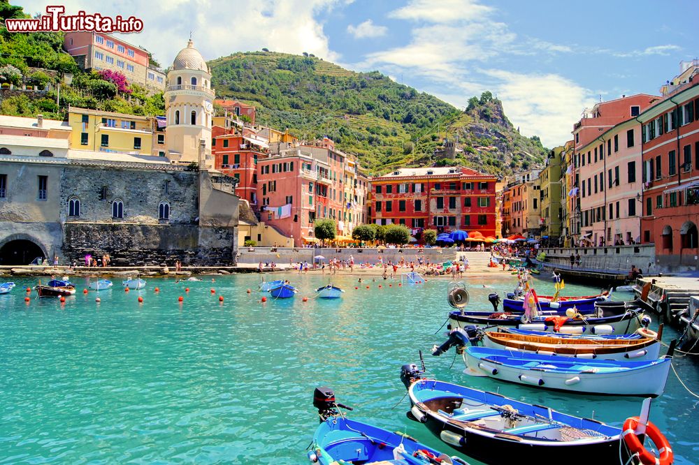 Immagine Il colorato porto di Vernazza, La Spezia, Liguria. Nel grazioso porticciolo del borgo ormeggiano  barche di piccole e medie dimensioni. 