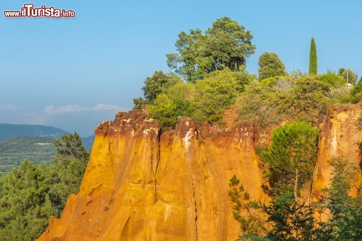 Immagine Il colore delle pareti rocciose d'ocra di Roussillon cambiano continuamente durante il giorno a seconda di come variano i raggi del Sole che le colpiscono -  © Deymos.HR / Shutterstock.com