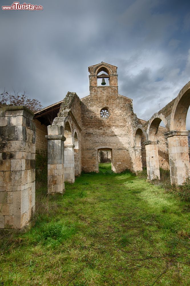 Immagine Il complesso della Torre di Calascio, borgo sul Gran Sasso in Abruzzo.