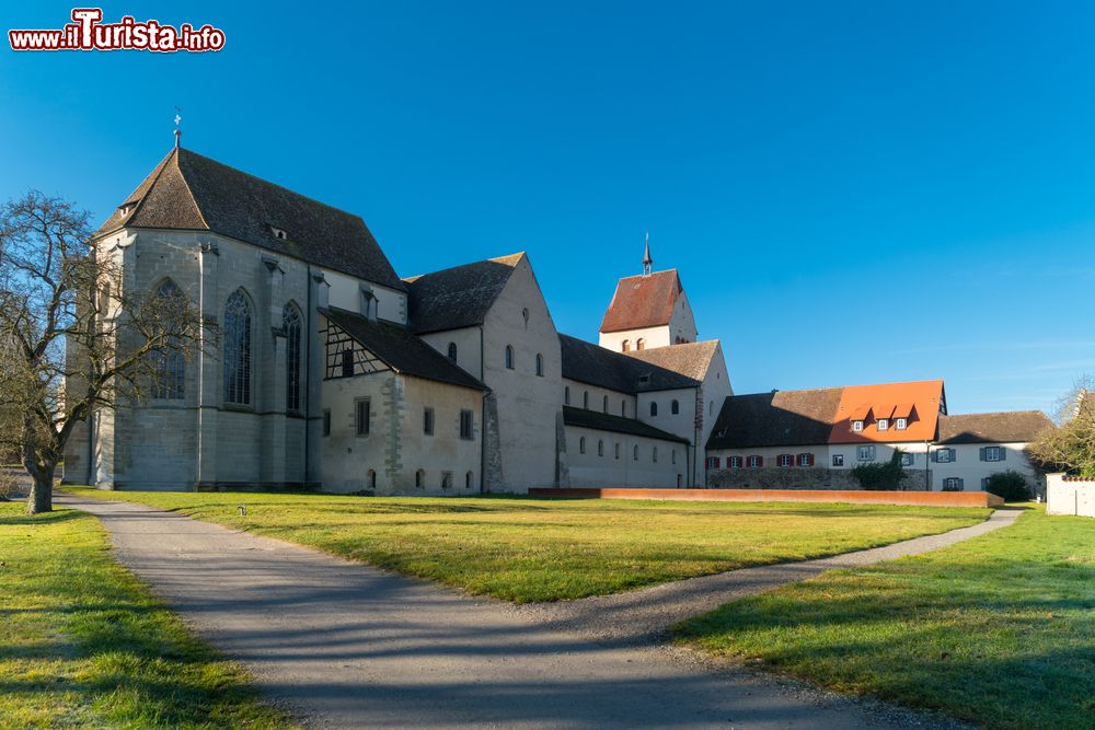 Immagine Il complesso Benedettino (Munster St. Maria und Markus) si trova sull'isola di Reichenau in Germania, Bodensee