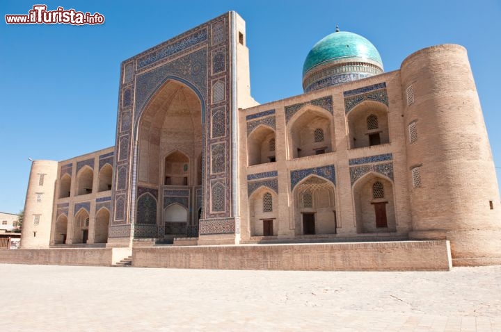 Immagine Il complesso della scuola coranica di Mir i Arab, nel centro di Bukhara in Uzbekistan - © Sofy / Shutterstock.com