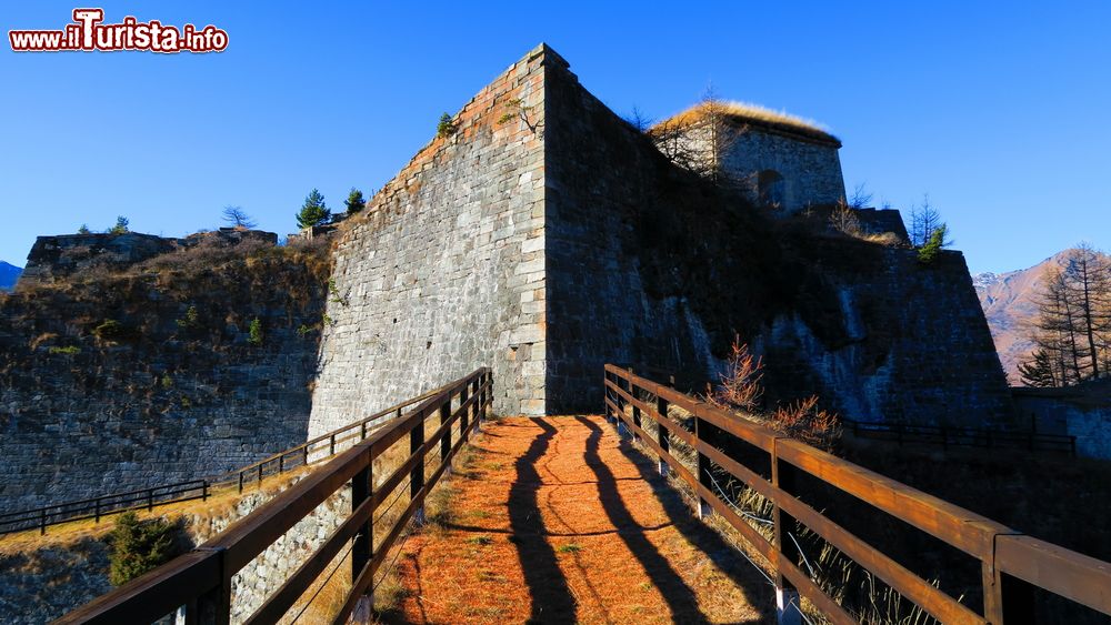 Immagine Il complesso fortificato di Fenestrelle fotografato in autunno