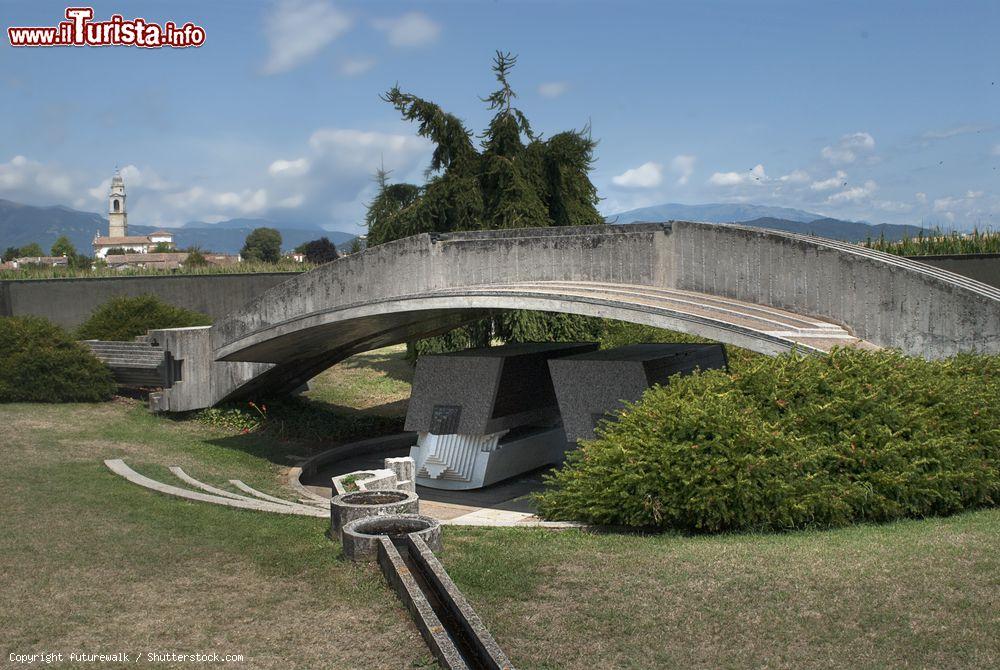 Immagine Il complesso funebre monumentale Brion in frazione Altivole di Treviso, Veneto. Venne progettato e realizzato dall'architetto italiano Carlo Scarpa nel 1969 su commissione di Onorina Brion Tomasin per onorare la memoria del defunto coniuge Giuseppe Brion - © futurewalk / Shutterstock.com