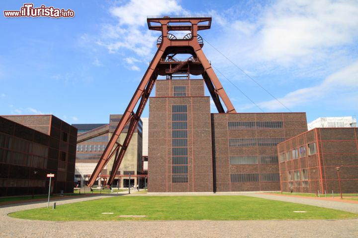 Immagine Il Complesso Industriale di Zeche Zollverein a Essen, Germania - Consigliato agli amanti dell'archeologia industriale così come ai semplici curiosi, quest'icona moderna è stata dichiarata Patrimonio Unesco dell'Umanità. La "miniera più bella del mondo" venne costruita fra il 1927 e il 1932: qui sorsero tutte le industrie minerarie che contribuirono al grande arricchimento della città. Il complesso ha facciate in mattoni rossi con reticoli in acciaio e forme geometriche come vollero gli architetti Martin Kremmer e Fritz Schupp. Funzionante sino al 1986, oggi è un sito turistico dove lungo i vari percorsi è possibile ammirare gli impianti e i macchinari utilizzati all'epoca per l'estrazione carbonifera © Camilo Torres / Shutterstock.com