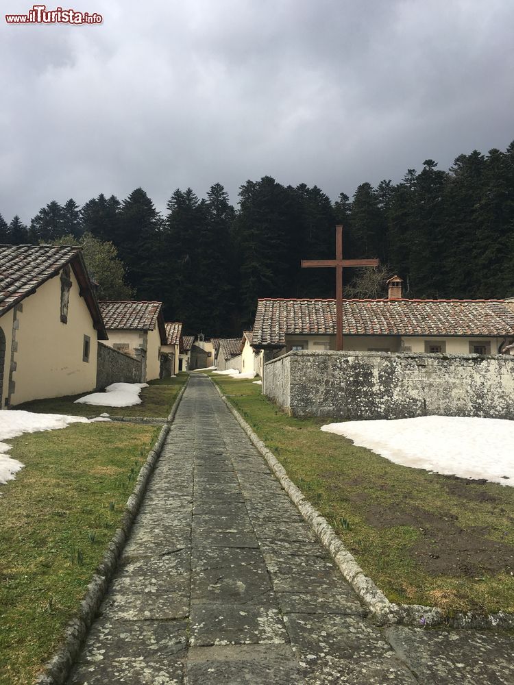 Immagine Il complesso monastico dell'Eremo di Camaldoli fotografate in inverno con la neve