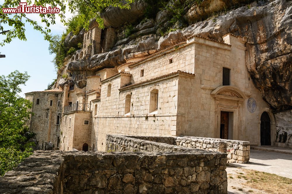 Immagine Il complesso monastico di Santo Spirito a Majella, Roccamorice, Abruzzo. Questo monastero della Congregazione dei Celestini venne fondato prima dell'XI° secolo: la prima fonte storica risale al 1055.
