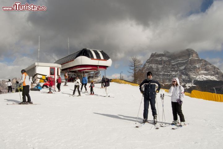 Immagine Il comprensorio sci di Zoldo Alto, provincia di Belluno, si trova nelle Dolomiti del Veneto. Tra il massiccio del Pelmo e del Civetta, Zoldo Alto è una delle principali porte d'accesso al comprensorio sciistico Ski Civetta che si presenta con oltre 80 km di piste - © Baldas1950 / Shutterstock.com