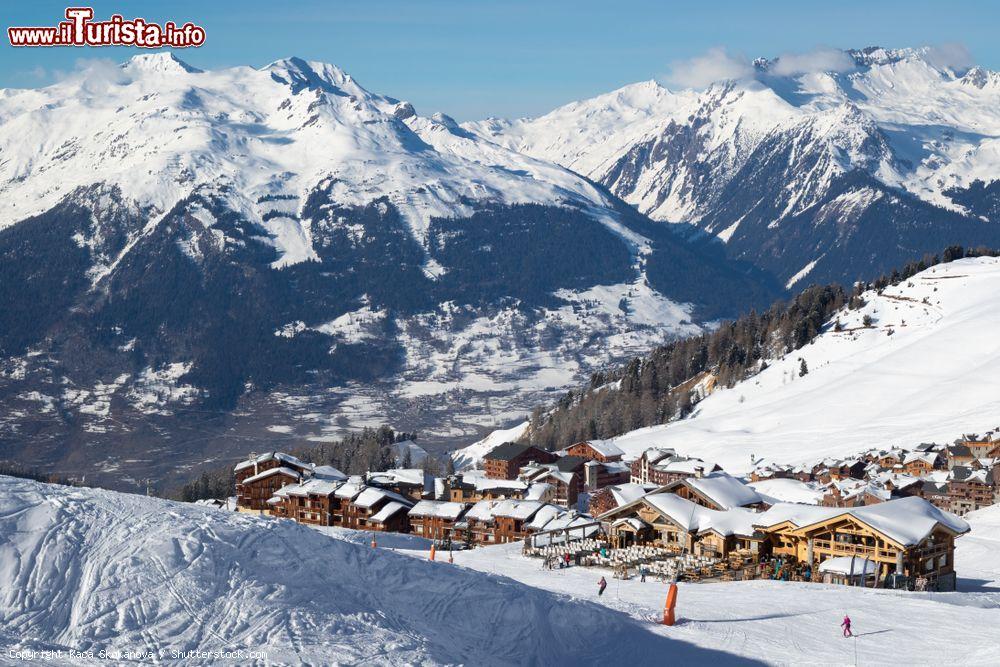 Immagine Il comprensorio sciistico di La Plagne nelle Alpi della Savoia, Francia, in una giornata invernale di sole - © Kaca Skokanova / Shutterstock.com