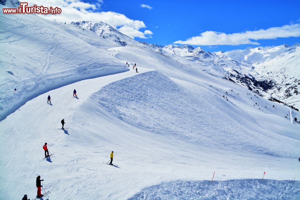 Immagine Il comprensorio sciistico di Obergurgl-Hochgurgl, Austria, in inverno con gli sciatori.