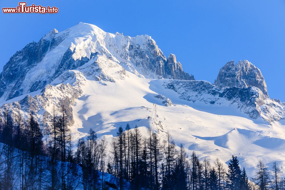 Immagine Il comprensorio sciistico Grand Montets sopra Argentiere, Francia, in inverno con la neve.