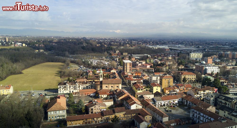 Immagine Il Comune di Limbiate con la chiesa e le case fotografato dall'alto, provincia di Monza e Brianza (Lombardia).