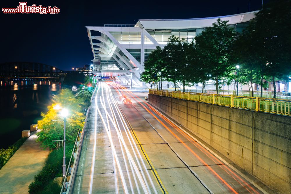 Immagine Il Convention Center e il Fort Duquesne Boulevard di notte a Pittsburgh, Pennsylvania. Il centro, inaugurato nel 1981, è costato 373 milioni di dollari.