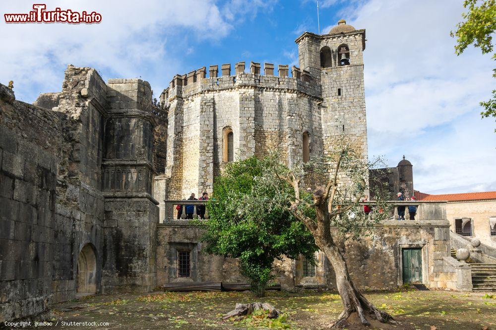 Immagine Il Convento di Cristo a Tomar, in Portogallo, fu originariamente una fortezza appartenente ai cavalieri templari costruita nel XII secolo - © gumbao / Shutterstock.com