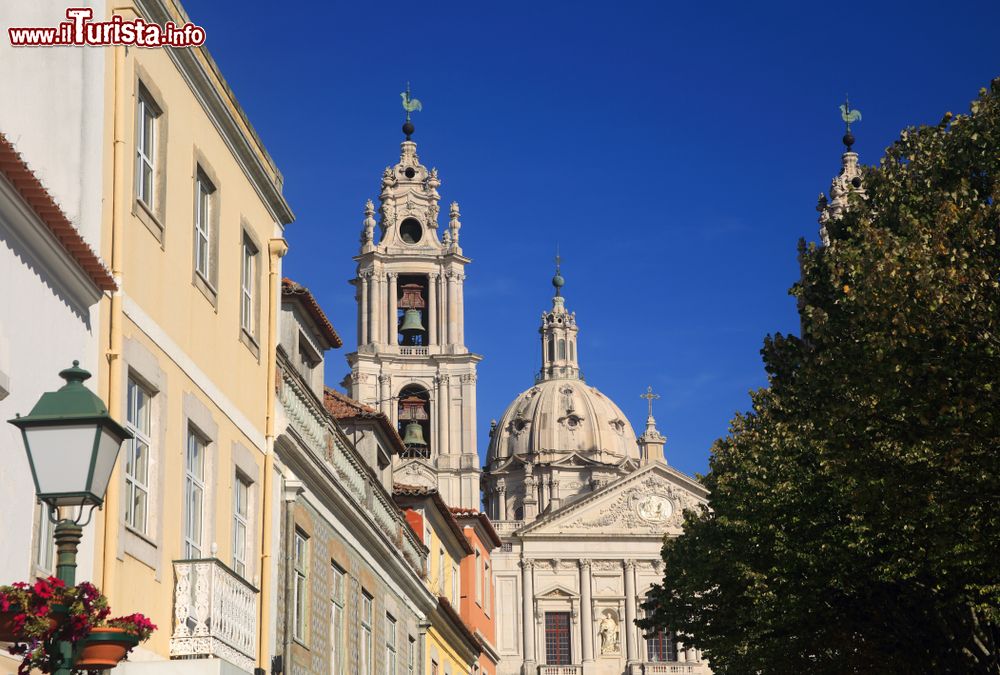 Immagine Il Convento di Mafra visto da una stradina del centro storico, Portogallo. Noto anche come l'Escorial del Portogallo, questo edificio religioso in stile barocco venne costruito fra il 1717 e il 1730.