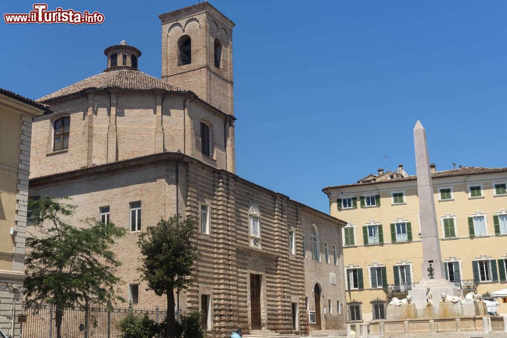 Immagine Il convento di San Floriano nel centro di Jesi, Ancona (Marche). L'interno, a pianta centrale ellittica, è caratterizzato dalla cupola a base ovale riccamente decorata. Costruito nel XII° secolo, venne dedicato da subito al patrono della comunità jesina.