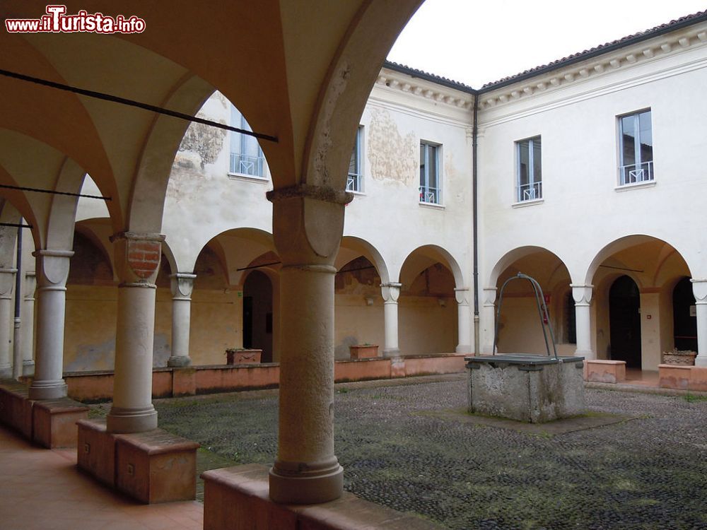 Immagine Il Convento di Santa Maria a Gonzaga: il chiostro - © Massimo Telò - CC BY-SA 3.0, Wikipedia