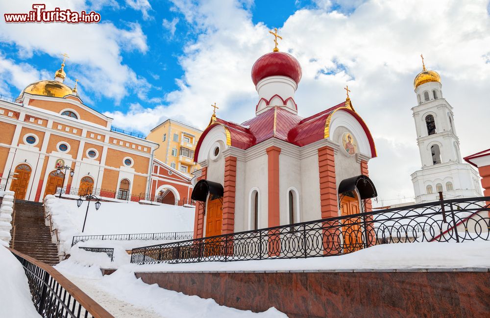 Immagine Il convento femminile ortodosso di Iversky in inverno con la neve, Samara (Russia).