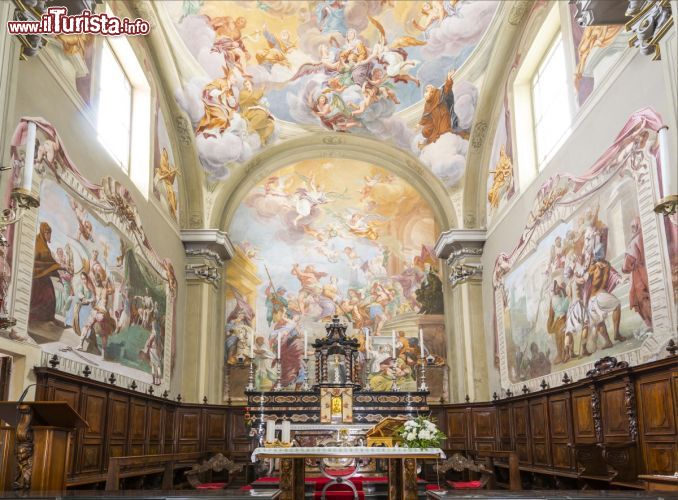 Immagine Il coro e gli affreschi della chiesa dei Santi Quirico e Giulitta a lezzeno - © www.triangololariano.it