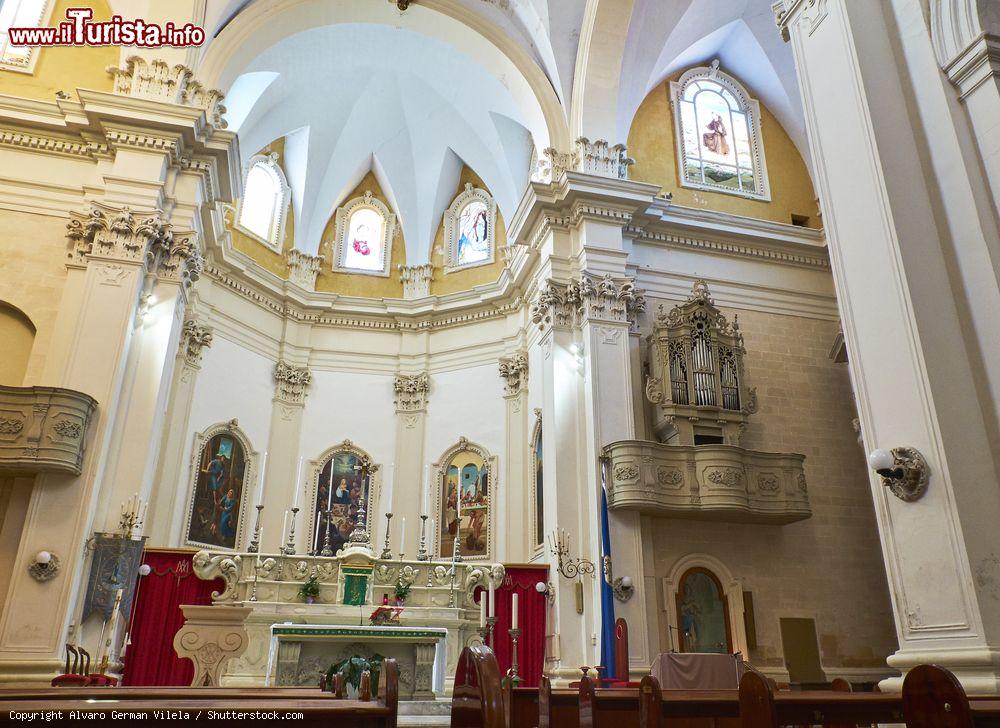 Immagine Il coro e l'organo a canne della chiesa di Santa Maria delle Grazie a Galatina, Puglia. La zona absidale ospita il pregevole organo di epoca settecentesca - © Alvaro German Vilela / Shutterstock.com