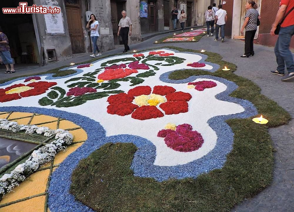 Immagine Il Corpus Domini a San Pier Niceto: l'Infiorata - © www.facebook.com/infioratasanpierniceto/