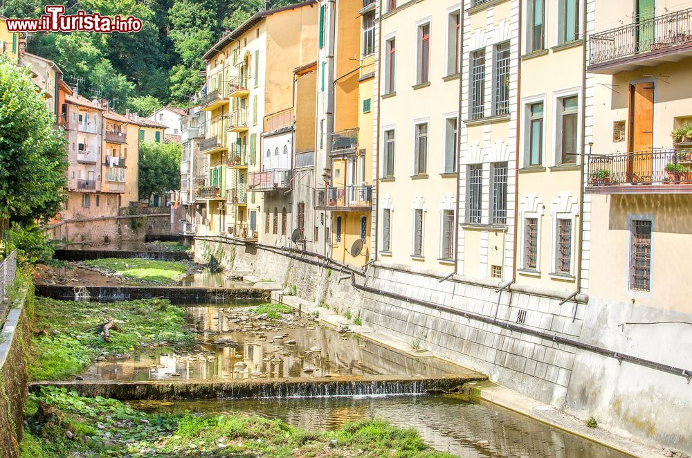 Immagine Il corso d'acqua del Fiume Reno, che attraversa il centro di Porretta Terme, Appennino emiliano, provincia di Bologna 