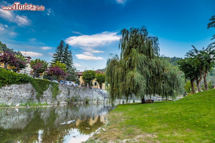 Immagine Il corso del Senio lungo le mura della cittadina medievale di Palazzuolo, provincia di Firenze (Toscana) - © GoneWithTheWind / Shutterstock.com