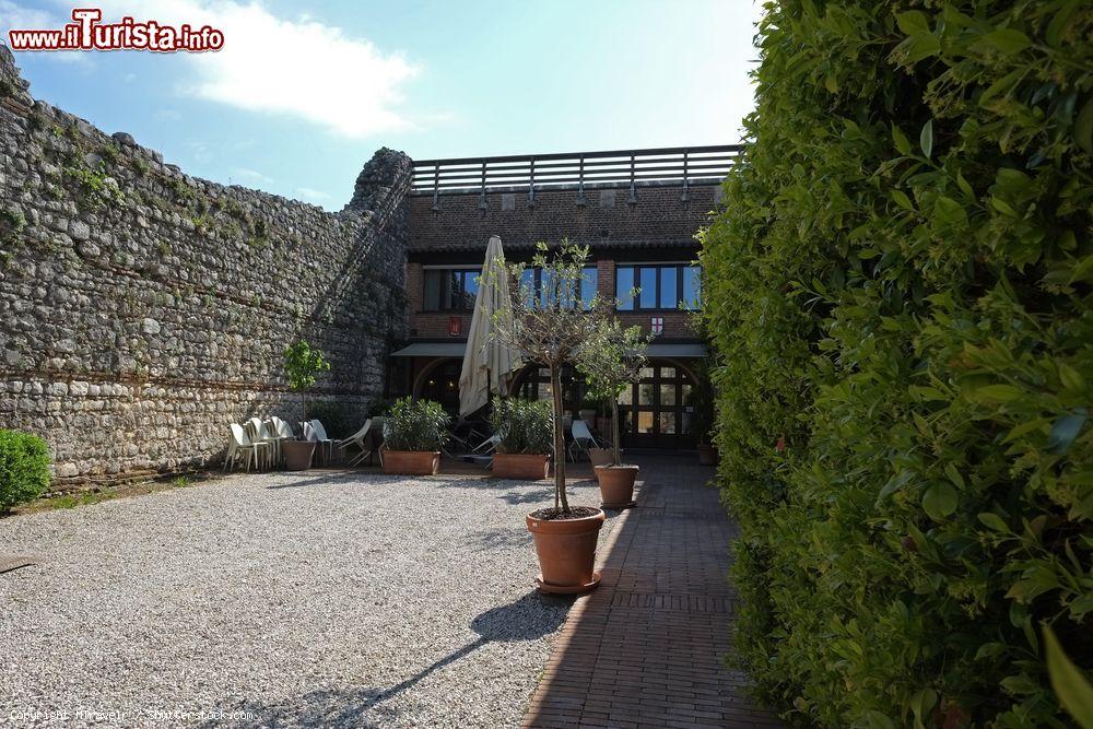 Immagine Il cortile del castello di Bellaguarda a Montecchio Maggiore, provincia di Vicenza - © MTravelr / Shutterstock.com