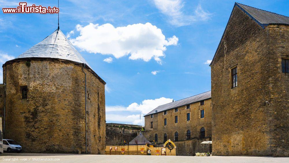 Immagine Il cortile del castello di Sedan in una giornata d'estate (Francia) - © vvoe / Shutterstock.com