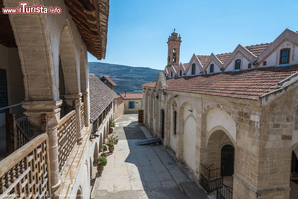 Immagine Il cortile del monastero ortodosso della Santa Croce a Omodos, Cipro - © Philip Willcocks / Shutterstock.com