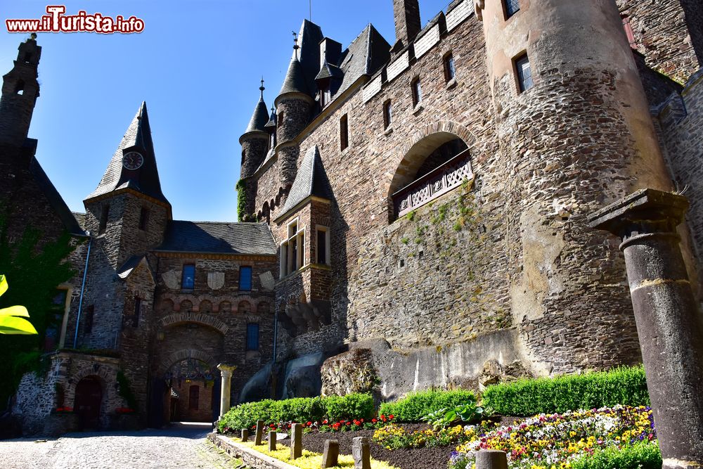 Immagine Il cortile del Reichsburg, il maestoso castello di Cochem, in Germania.