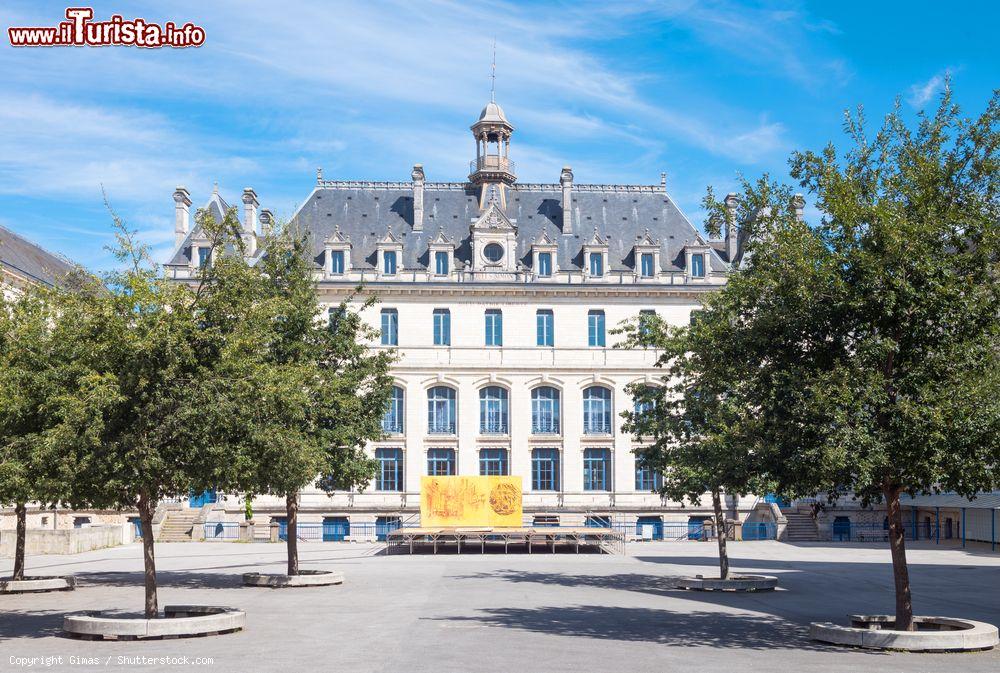 Immagine Il cortile dell'antico collegio Jules Simon di Vannes, Francia. Questo luogo dedicato alla cultura e all'educazione vanta una storia di oltre 4 secoli - © Gimas / Shutterstock.com