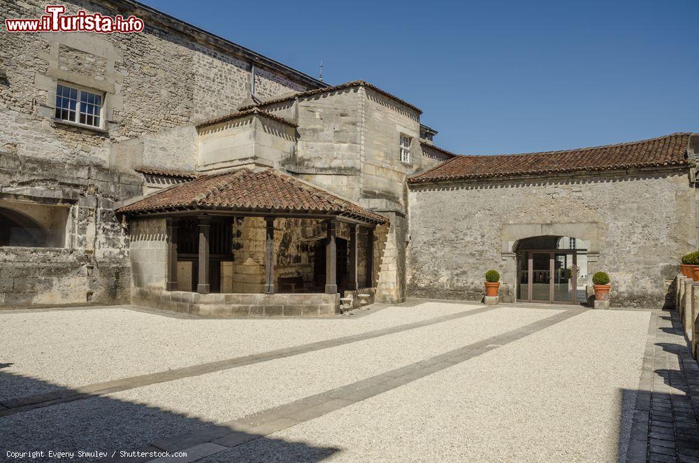 Immagine Il cortile delle distillerie Otard nella città di Cognac, Francia - © Evgeny Shmulev / Shutterstock.com